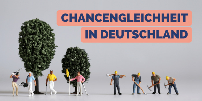 Setting aus Spielfiguren, das 4 golfspielende Menschen neben 4 Arbeitern zeigt