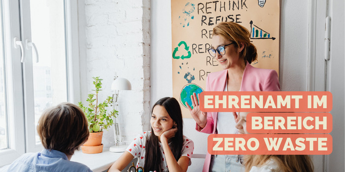 Ehrenamt im Bereich Zero Waste - Eine Projektgruppe sitzt und brainstormt zusammen vor einem gestalteten Plakat, mit Ideen fürs Recycling.