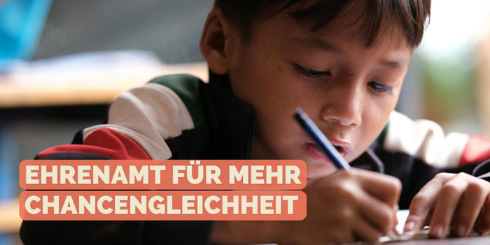 Beitragsbild: Ehrenamt für mehr Chancengleichheit - ein kleiner Junge sitzt am Tisch und schreibt.