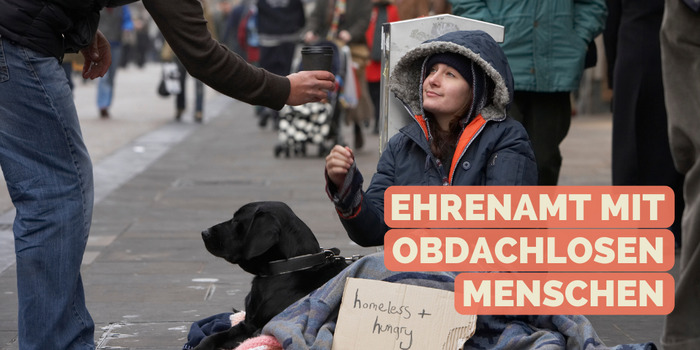 Titelbild: Ehrenamt mit obdachlosen Menschen - Eine Frau sitzt mit Ihrem Hund auf der Straße und bittet um Essensspenden. Eine Person bringt ihr ein Heißgetränk.