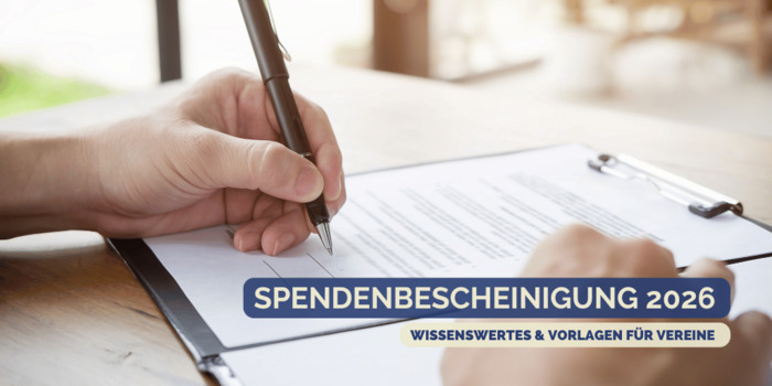 Hand unterschreibt mit einem schwarzen Kugelschreiber ein Dokument am Schreibtsich.