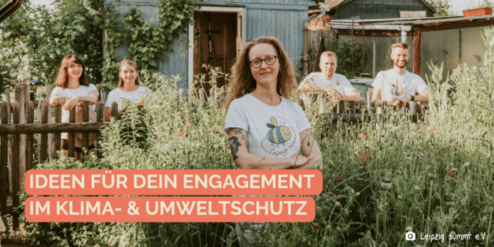 Umweltschützer stehen auf einer Wildwiese