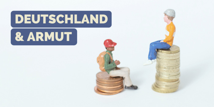 Zwei Figuren sitzen auf unterschiedlichen hohen Geldstapeln vor einem hellen Hintergrund