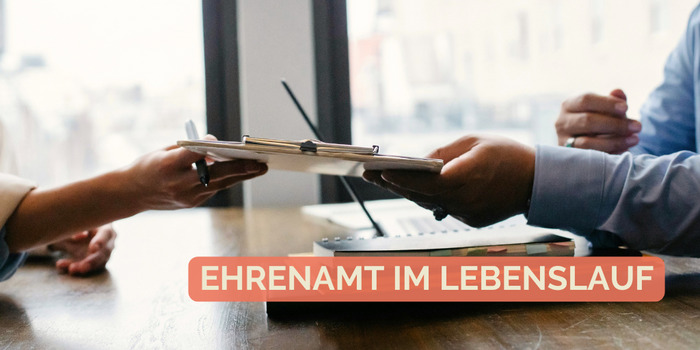 Ein Lebenslauf wird überegeben.