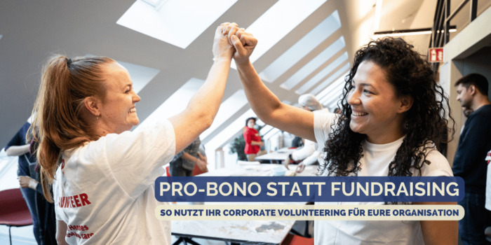 Zwei Frauen geben sich High-Five bei einem Social Day Team Event