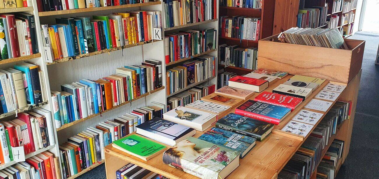 Unterstütze uns samstags in unserem kleinen Buchladen in Neukoelln