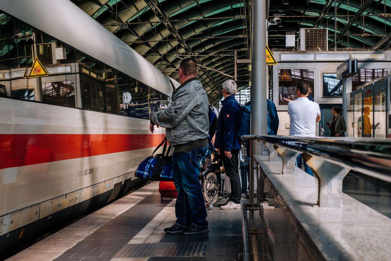 Gastgeber in und Begleitung am Gleis in der Bahnhofsmission am Hauptbahnhof
