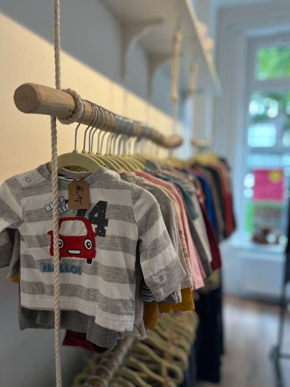Unterstütze soziale Projekte in der Nachbarschaft durch den Verkauf im DRK Secondhandshop für Kinder LuettePluenn