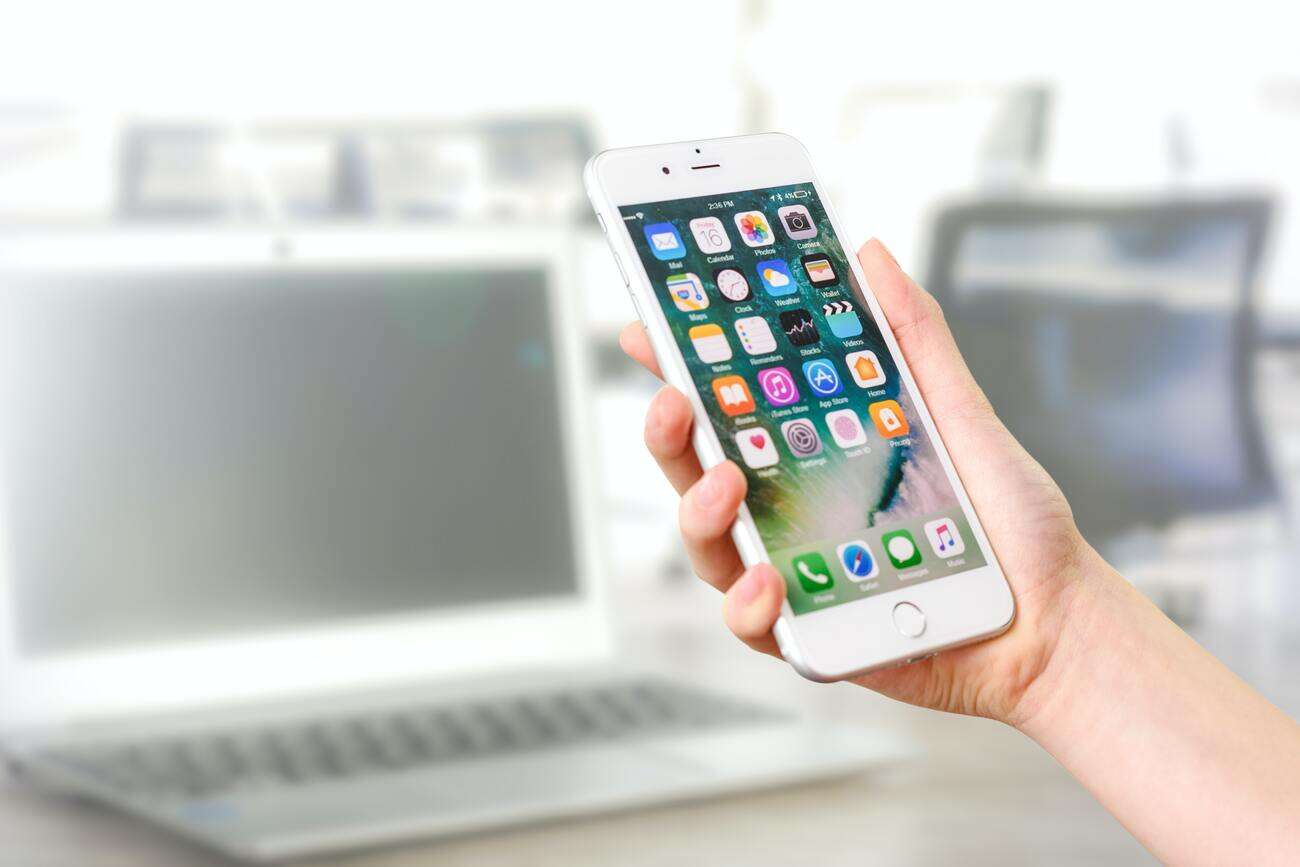 Unterstütze eine erblindete Frau bei der Nutzung von iPhone Co
